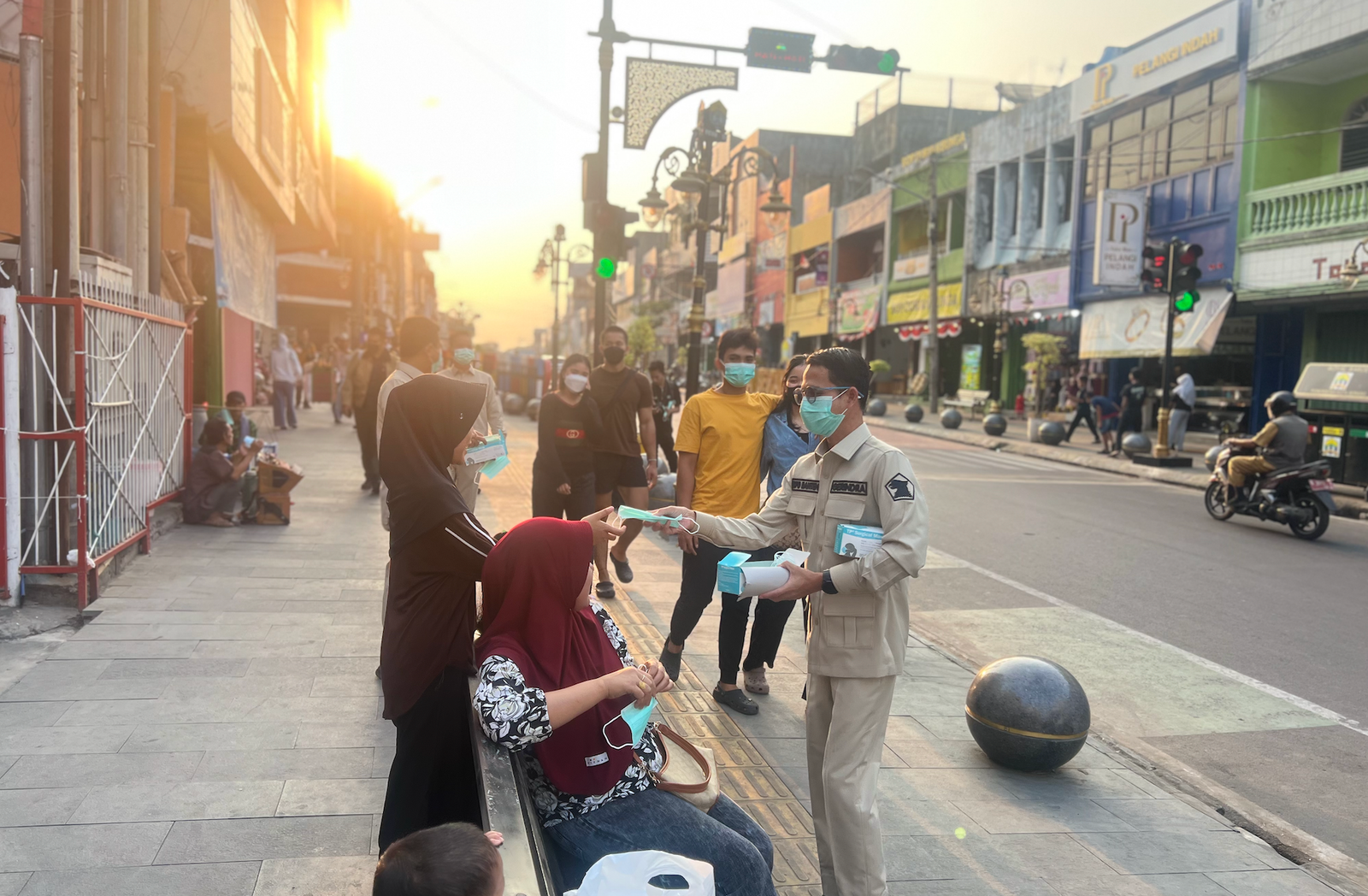 Gerindra Banten Bagikan Masker Gratis, Antisipasi Dampak Abu Vulkanik Gunung Anak Krakatau